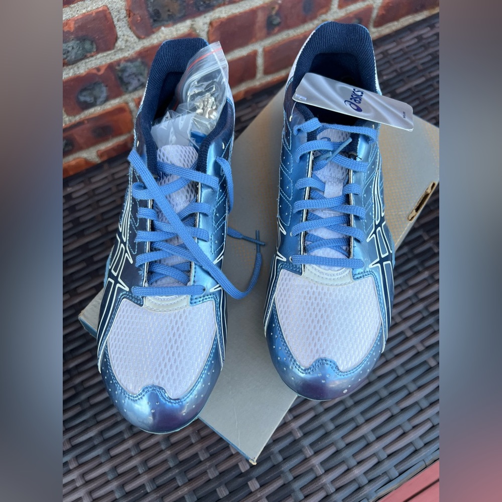 Women’s size 9 rocket girl cleats with spikes, athletic light